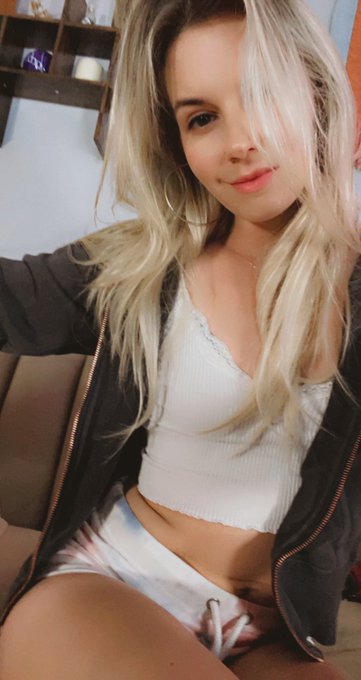 hi hi I&rsquo;m dog sitting this weekend! what are you up to? 🔮 https://t.co/mHylrYnmWr