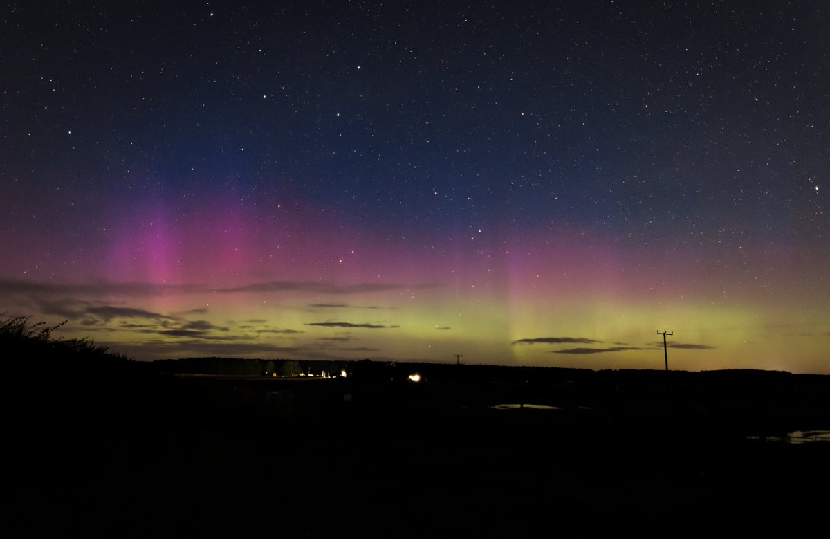 Stevo_SnakeDR's tweet photo. 2nd night in a row lady aurora dancing 💃 across the moray firth sky last night will it be round 3 tonight? #Auroraborealis @TamithaSkov @AuroraAlertsApp @SkyeAuroras @TweetAurora @Aurora_Alerts @BBCScotWeather @BBCNorthEast #moraycoast @BBCWthrWatchers @KPAuroraAlert https://t.co/wbfpaF2MU8