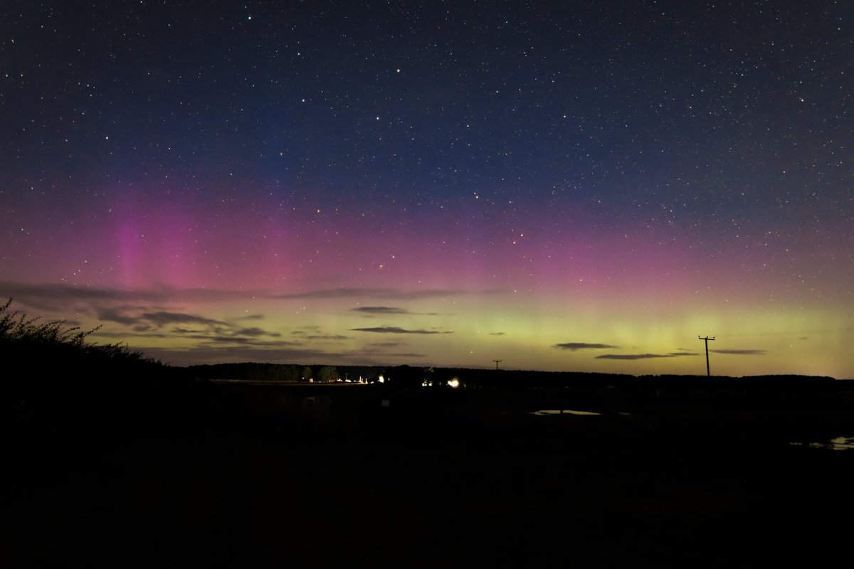 Stevo_SnakeDR's tweet photo. 2nd night in a row lady aurora dancing 💃 across the moray firth sky last night will it be round 3 tonight? #Auroraborealis @TamithaSkov @AuroraAlertsApp @SkyeAuroras @TweetAurora @Aurora_Alerts @BBCScotWeather @BBCNorthEast #moraycoast @BBCWthrWatchers @KPAuroraAlert https://t.co/wbfpaF2MU8