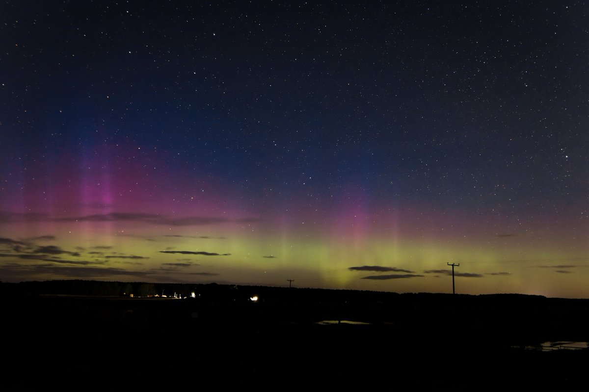 Stevo_SnakeDR's tweet photo. 2nd night in a row lady aurora dancing 💃 across the moray firth sky last night will it be round 3 tonight? #Auroraborealis @TamithaSkov @AuroraAlertsApp @SkyeAuroras @TweetAurora @Aurora_Alerts @BBCScotWeather @BBCNorthEast #moraycoast @BBCWthrWatchers @KPAuroraAlert https://t.co/wbfpaF2MU8