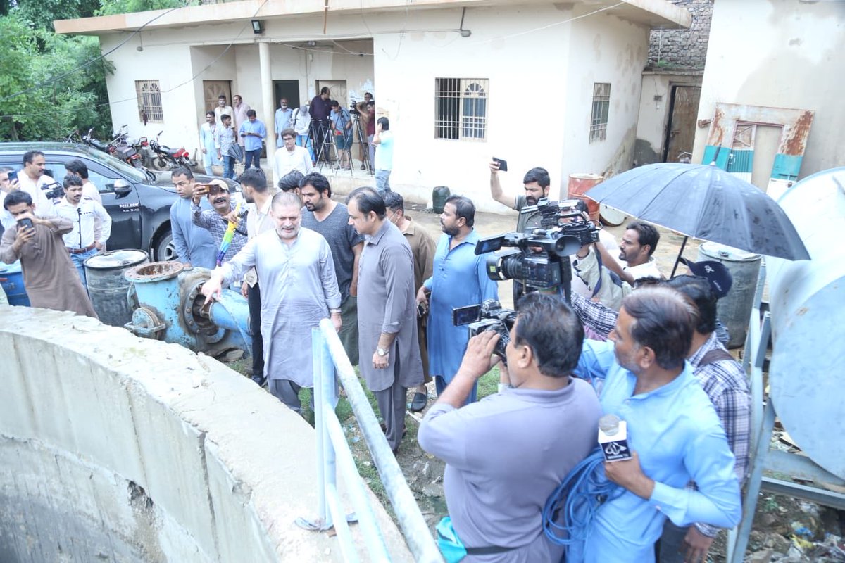 sharjeelinam's tweet photo. Today visited most of the areas of hyderabad along with district administration.  Government of Sindhi’s  machinery and officers are working day and night and monitoring the dewatering process in all the areas of hyderabad. https://t.co/nUojZrfjXq