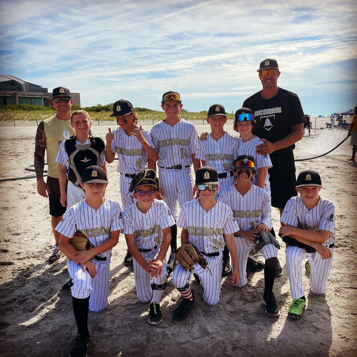 Uncommon12u's tweet photo. 🐔🍽 Early morning win on the beach 🏖 today! Back at it tomorrow with 👀 on the 🏆. Now….time for some sun ☀️ and fun 🤩 🎢🎡⛱🏄🏻♂️🌊🖤💛 #uncommonbaseball #ohana #beuncommon @uncommonbase100 @MudhenBrew https://t.co/by8gjvoqwu