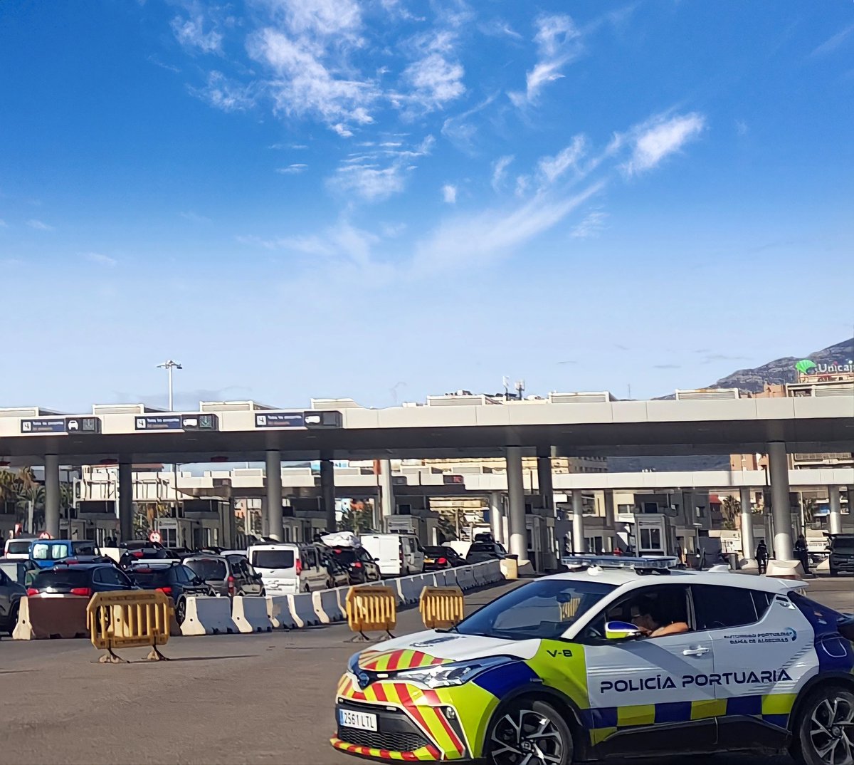 pasodelestrecho's tweet photo. 🇪🇸 Por favor atiendan en todo momento las indicaciones de la Policía Portuaria 👮🏼 y resto de personal uniformado del Puerto de #Algeciras

👍🏼 ¡Gracias!

#OPE2022 #OperacionRetorno #OperationReturn #OpérationRetour https://t.co/3CfgL80xIQ