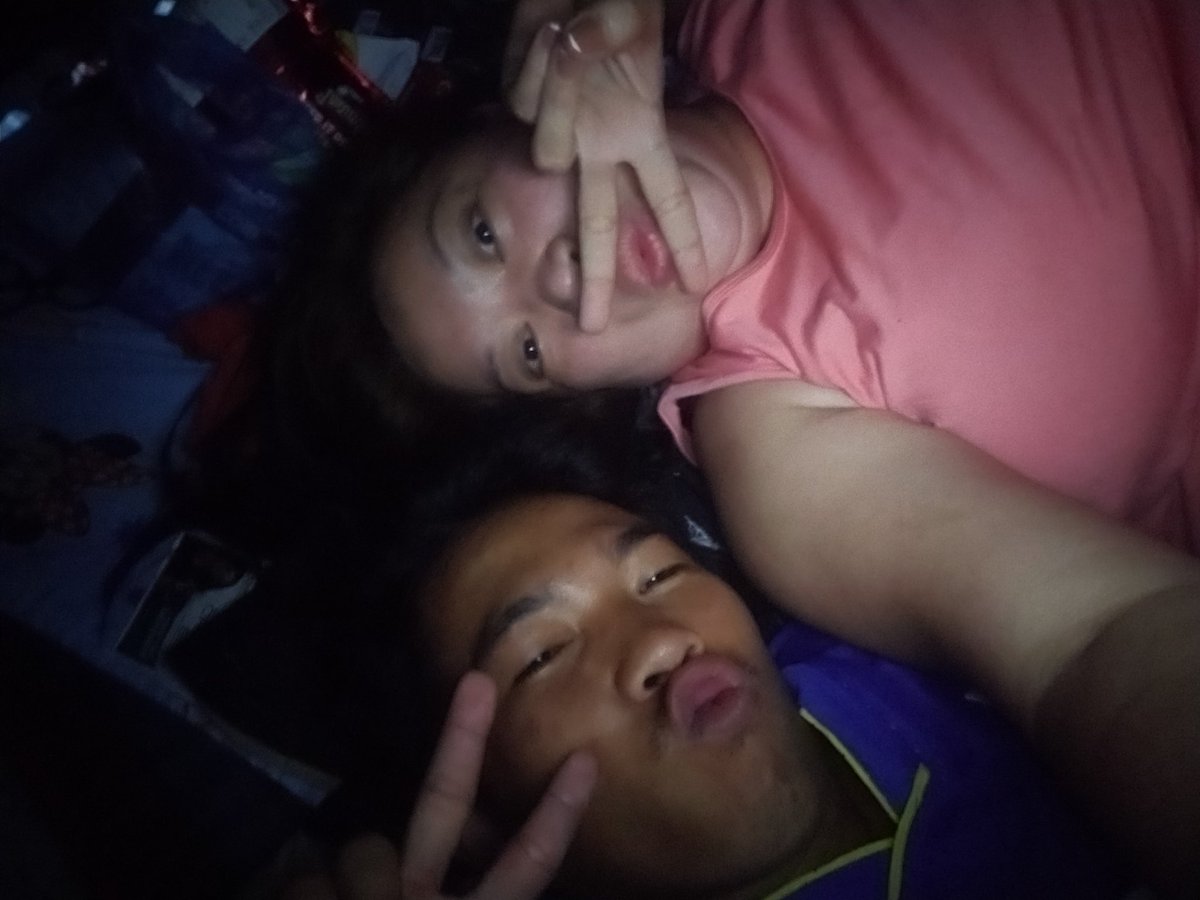 Adel04574208's tweet photo. Eto yung una gabi na magkatabi tayo matulog 🫣😅 wag na kayo magtanong okay 😅. Sarap sa feeling na magigising ka sa umaga na ikaw Ang makikita at lagi mo pa kiss yung forehead ko ,❤️🥰 wag kayo magulo sa 2nd pic wala tulog 😅 https://t.co/4TjKBl1CBh
