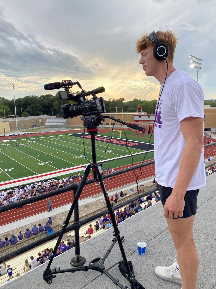marysvillefbla's tweet image. Some of our video team members were busy last night capturing the ”Marching with the Pride” action! What a great way to start our school year! ❤️💜