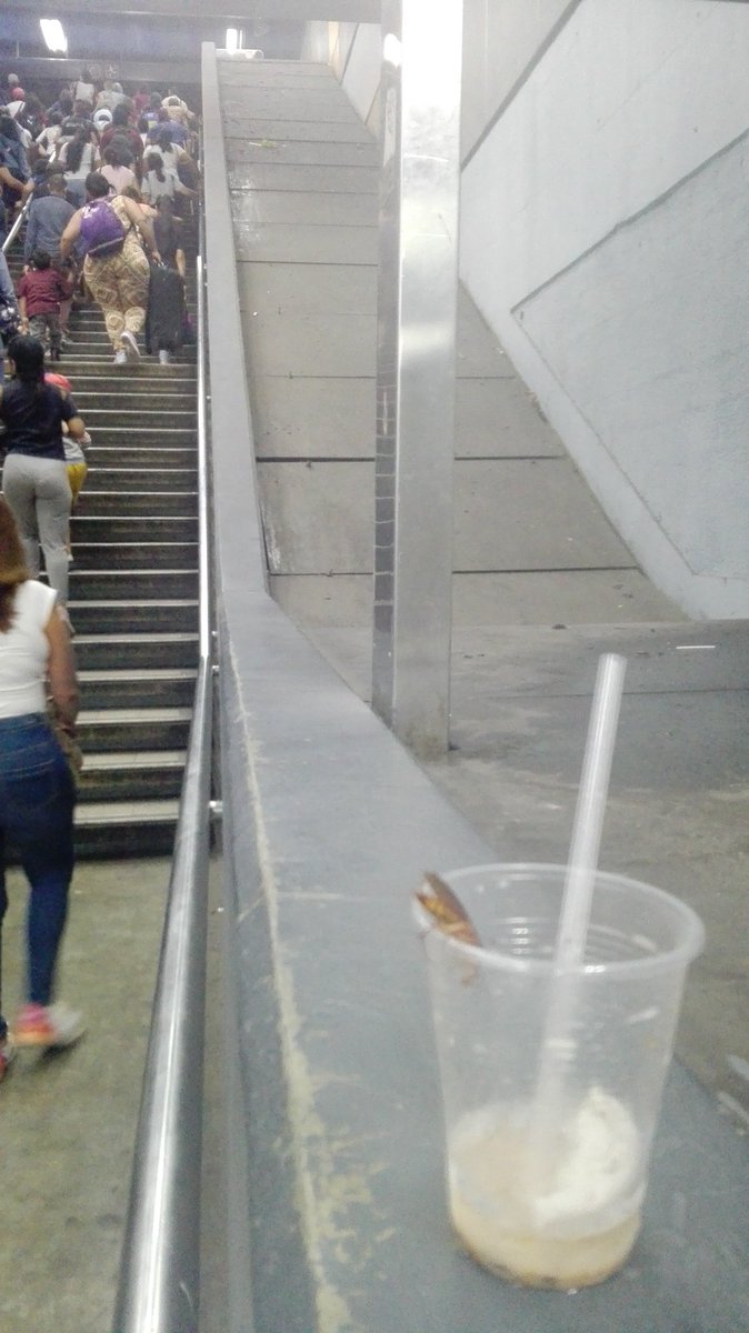 Microbellar's tweet photo. Foto en nuestro @metro_caracas estación de trabordo línea Plaza Venezuela - La Rinconada. https://t.co/FEXfLlQqCm