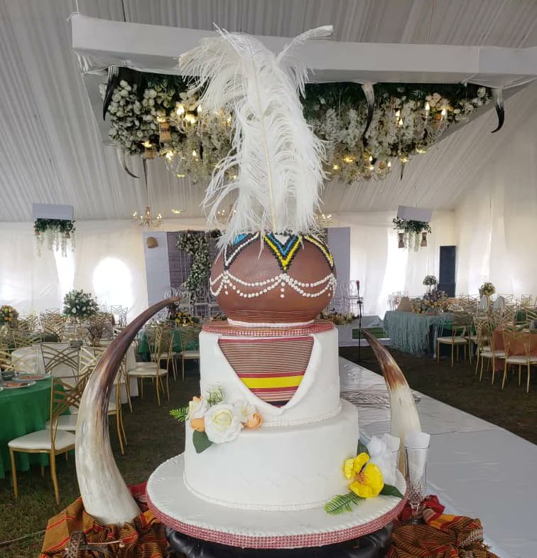 cakestudio_ug's tweet photo. #IntroductionCake
#CakeStudioUganda presents #PeterAndEhonahsintroductioncake . If u haven't made your order with us, u better do so, before the economy goes pheeewwwww.....πͺπͺπͺ
#tastyartcakeπππ #caketasting #cakestudio #CakeTastingSession https://t.co/eqfYQt7j5s