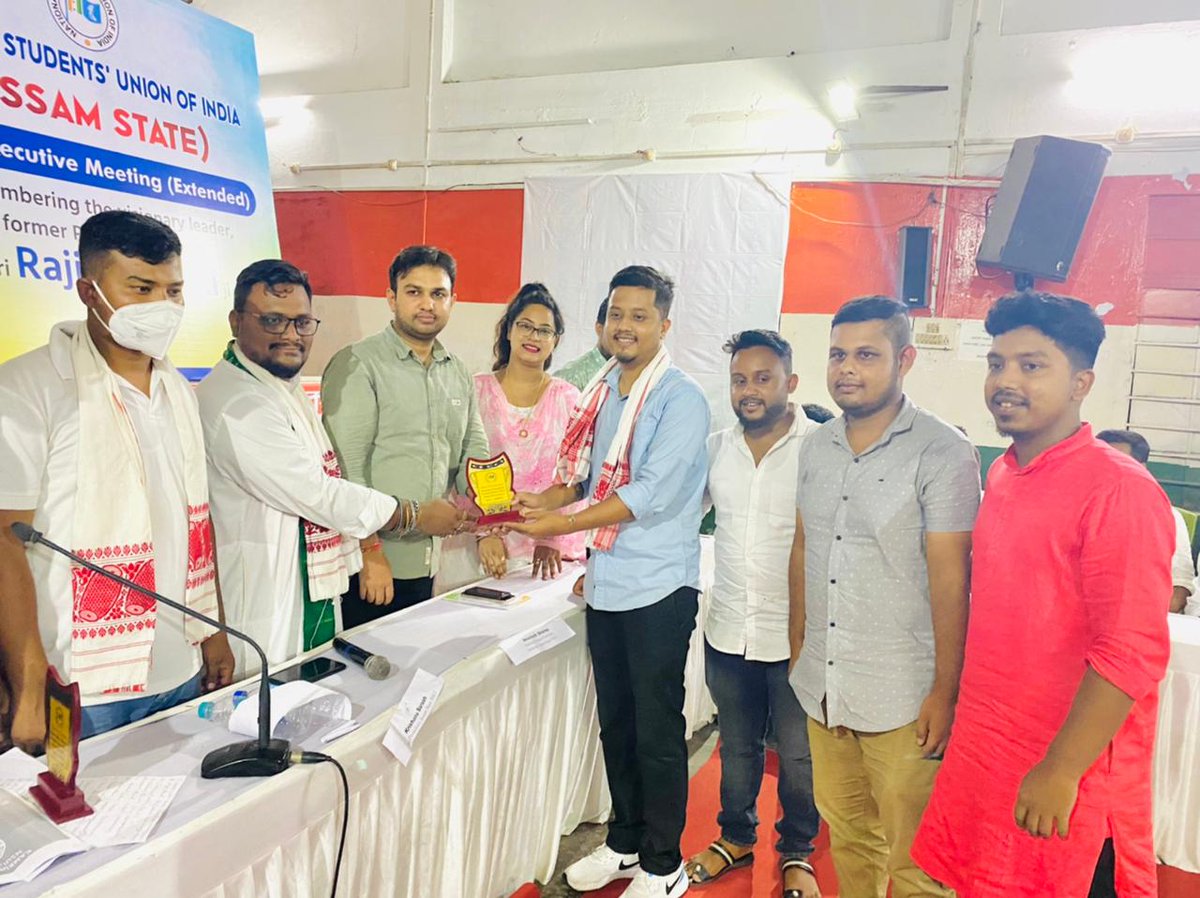 AzarSahin's tweet photo. @NSUICachar President @julfikar_NSUI dada awarded as the best performing district president today at the State Extended Executive Meeting.
Congratulations to our entire team NSUI.

#AssamNSUIExecutive
#BharatKeRajiv 

@anushesh_sharma 
@NSUIAssam 
@_KrishanuBaruah https://t.co/IX72PNERsP
