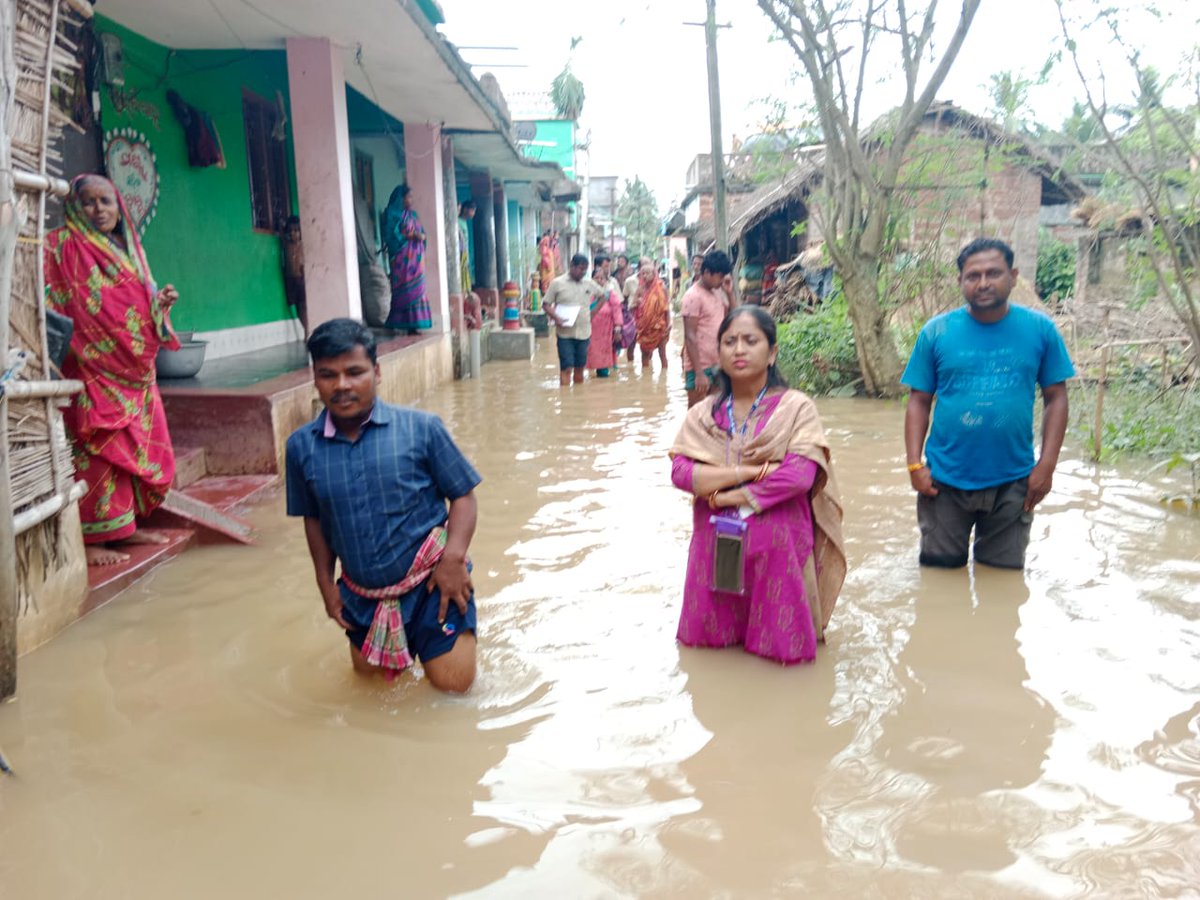 Today Additional Tahasildar along with Revenue Supervisor and RI visited Sagada GP and distributed polythene sheets to flood affected people.
@Puri_Official <a href="/SRC_Odisha/">SRC, Govt of Odisha</a>