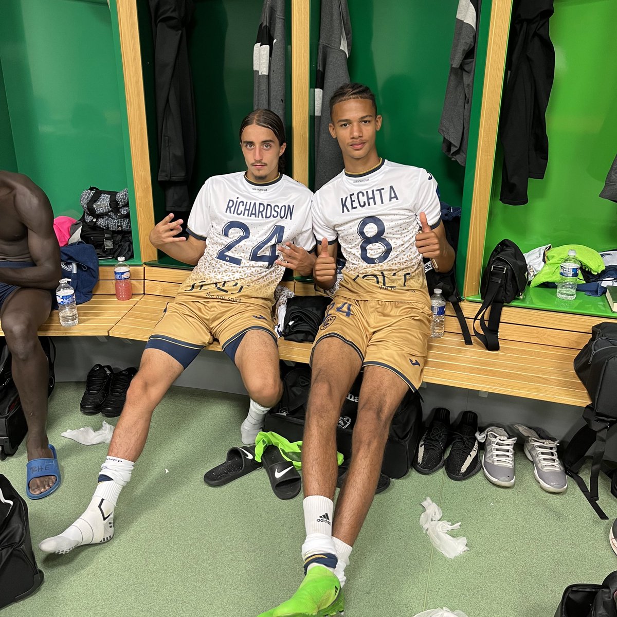 HAC_Foot's tweet photo. 𝗠𝗮𝗱𝗲 𝗜𝗻 𝗖𝗮𝘃𝗲́𝗲 𝗩𝗲𝗿𝘁𝗲 ! 💙

Yassine Kechta 🤝 Amir Richardson https://t.co/KwRNLvLjYC
