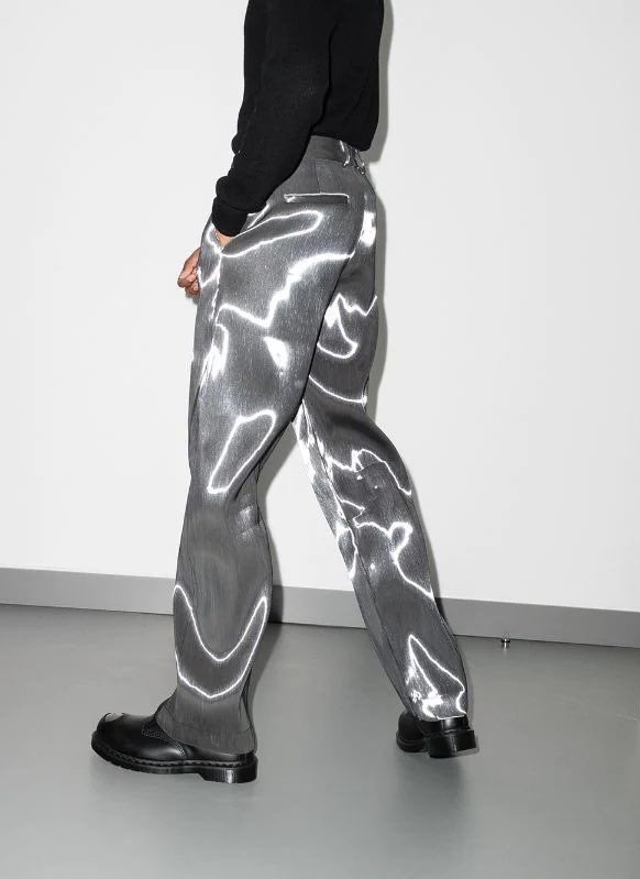 がでる HELIOT EMIL liquid metal pants にシワ