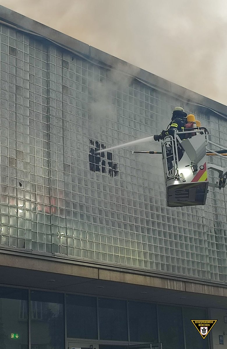 BFMuenchen's tweet photo. Eine Brandmeldeanlage, dichter schwarzer Rauch und ein Saunabereich in Vollbrand.
Die #Feuerwehr #München war mit mehr als 100 Feuerwehrfrauen und Feuerwehrmännern vor Ort.
#Prinzregentenstadion
Ganzer Bericht: https://t.co/rHvdYb0t3d
#wirfuerMuenchen https://t.co/rRZrIjdwlf