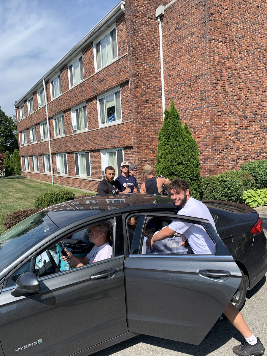 Cats helping move all the new students onto campus. Thiel is a family affair! Welcome freshmen!