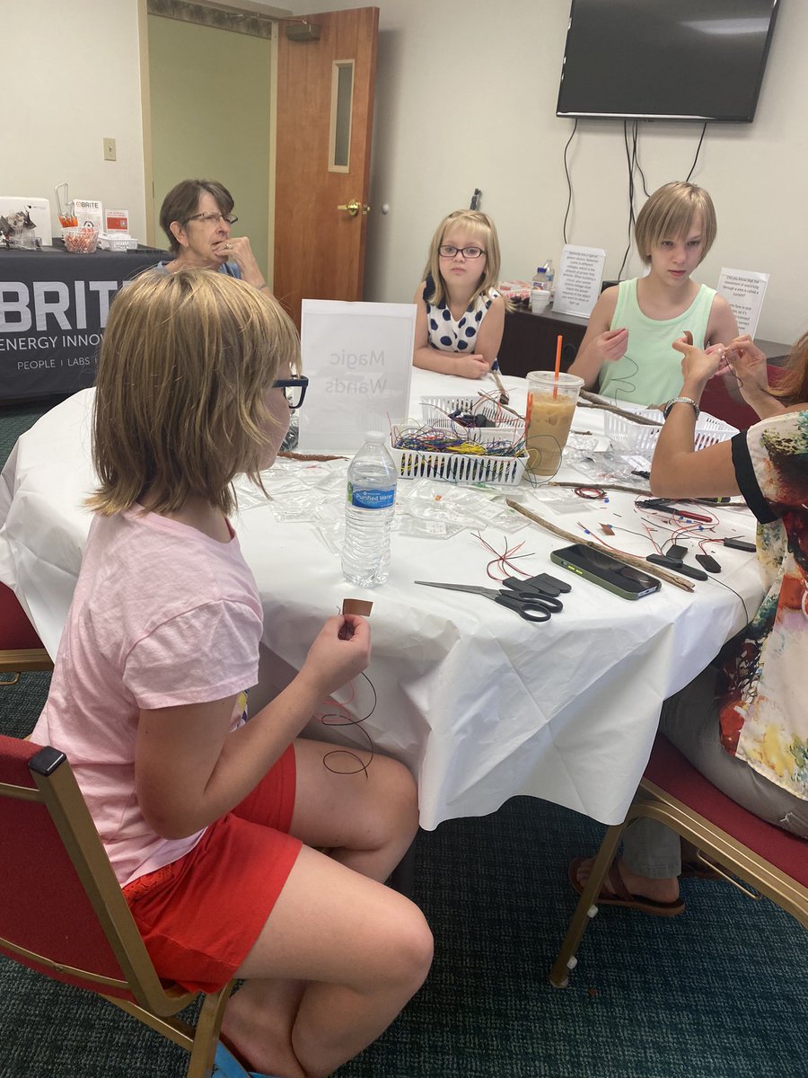 BRITEpeople's tweet image. Play doh circuits, magic wands, and static electricity 🦋 ~ @BRITEpeople is out in the community teaming up with #MVMC and other for the Community Career Fair ~ come see us til 2pm here at the Community Family Outreach Center at 2165 Highland Avenue ~ it’s all FREE!