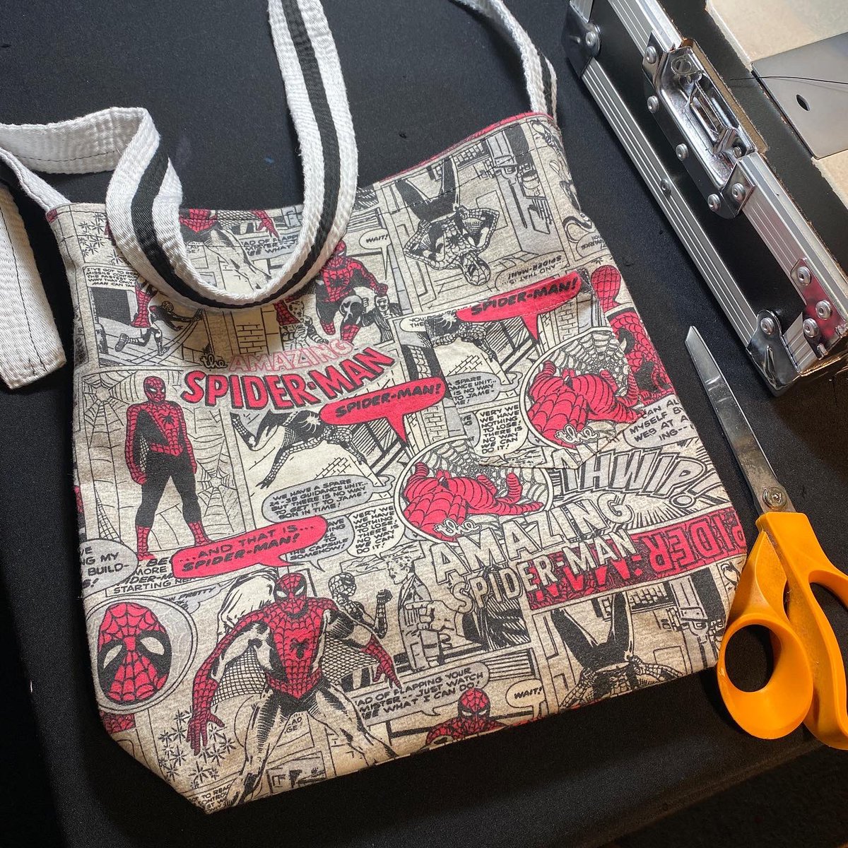 goodfarken's tweet photo. Saturday morning comics.
@FANEXPOCANADA @goodfarken #spiderman #teebags #sustainable #upcycled #bagism https://t.co/9tXiXSwl84