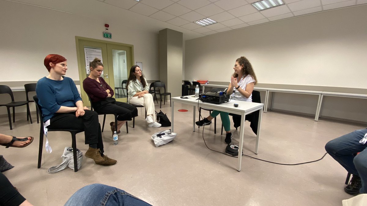 schnieselwiesel's tweet image. Zur besseren Lesbarkeit und #barrierearmes Posten hilft es schon, wenn man die Einblendung der automatischen Untertitel nutzt oder beim #HashtagJedenAnfangsbuchstabenGroßZuSchreiben sagt @NickelPic #ccb22