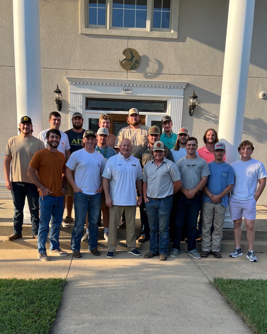 KC4UTIA's tweet photo. Great evening with the men of @UTM_AGR! Incredible dinner, renovation tour and fellowship! #AGR #beUTMproud https://t.co/Okfi5NpEtz