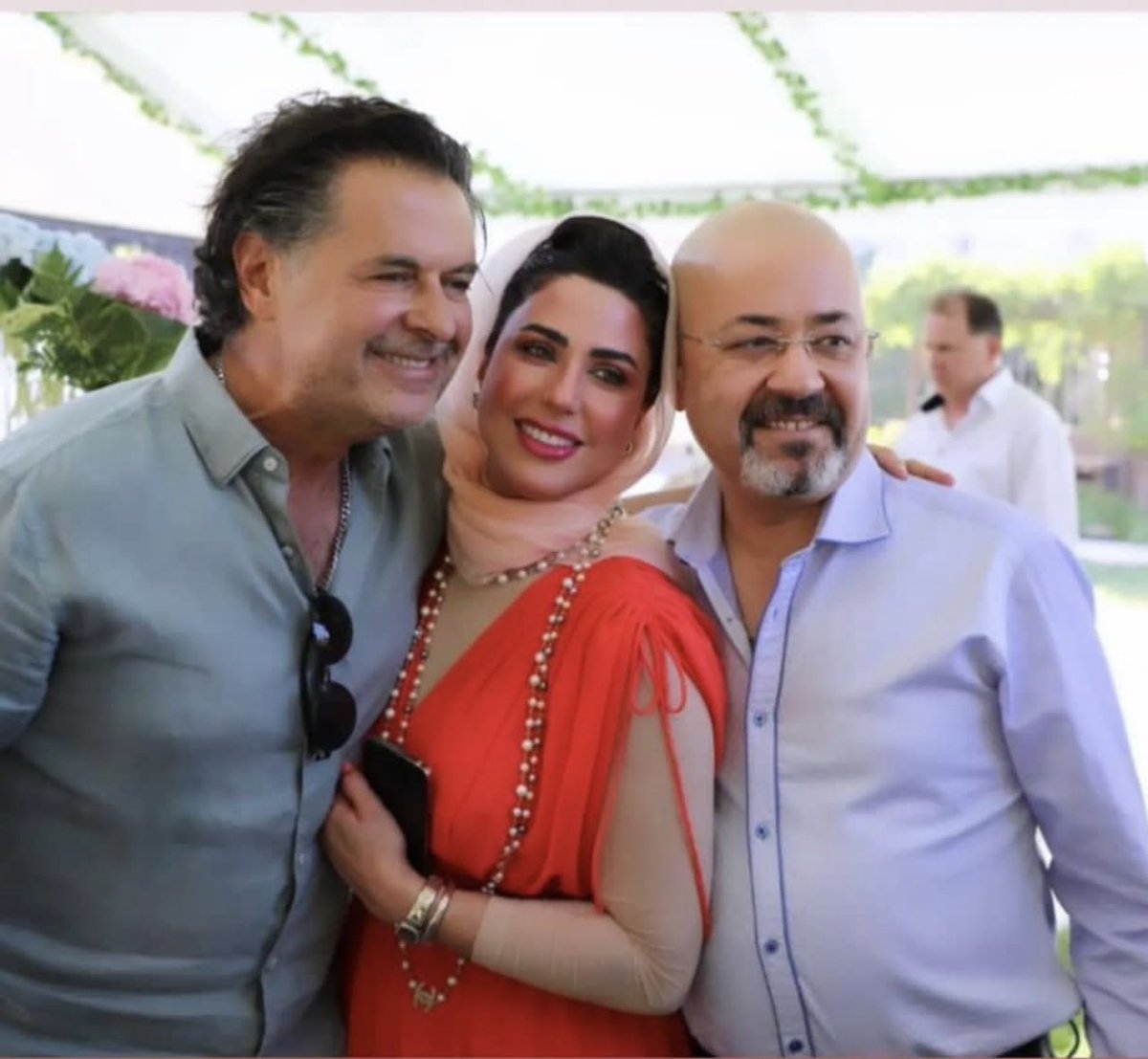 fadhil_abu_ragh's tweet photo. مؤلمة جدًا 
هذهِ الصورة،تجعلنا نخجل من أنفسنا،الغيرة غير مرتبطة بالدين ولا بالعقيدة ولا بالانتماء،بل هي مغروسة بروحِ كل رجل يكترث لعِرضهِ والأنبياء كانوا يتسمون بالغيرة،والحكماء كانت نسائهم تحتشم بالقدرِ الذي تكون بهِ عاداتهم وتقاليدهم ترتقي لاخلاقِ الأمم،سفيرنا وممثلنا قد آلمتنا https://t.co/Y2lXbDfmb4