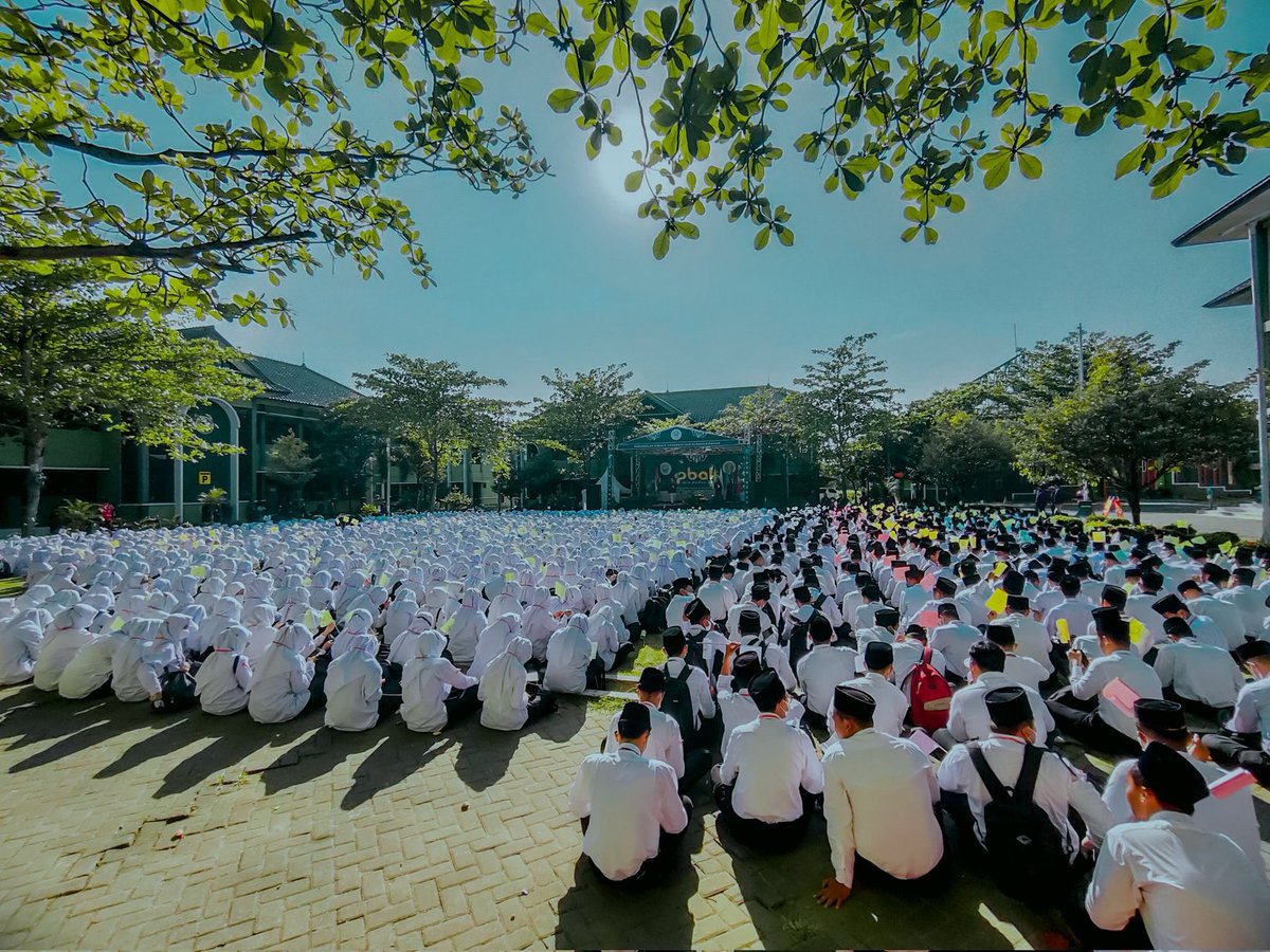 MFaizuddien's tweet photo. Pendidikan bukan cuma pergi ke sekolah dan mendapatkan gelar. Tapi, juga soal memperluas pengetahuan dan menyerap ilmu kehidupan
#PBAKIAINKUDUS2022
#PBAKIAINKUDUS 
#IAINKudusMenyapaDunia https://t.co/jvhzWbvXeI
