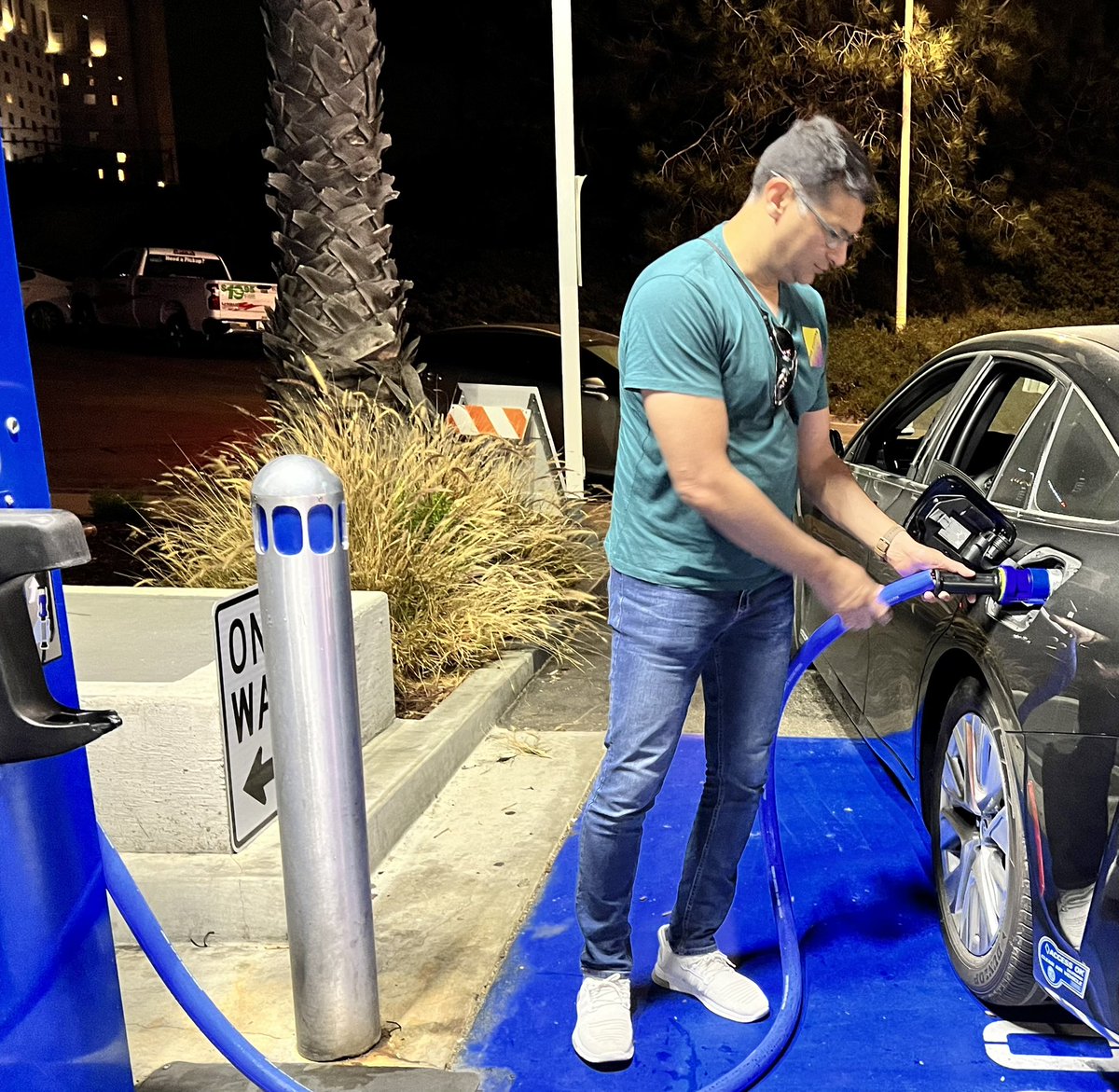 FarazGhani's tweet photo. Trying my hands at #hydrogen refuelling in Southern #California. Very impressed with performance of hydrogen-powered cars but lack of refuelling infrastructure is a major hurdle in adoption. https://t.co/H4QPBBIoJ4