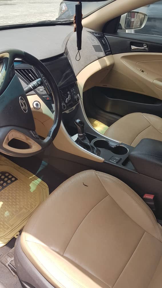 StarcarsAuto's tweet image. Just 5 months used 2011 Hyundai Sonata, still in pristine condition with everything in factory fitted condition….

♠️Price: N3.6m

♠️Location: Ajah, Lagos.

📞07063636060

#Davido Terminator
Olu of Warri
Don Jazzy