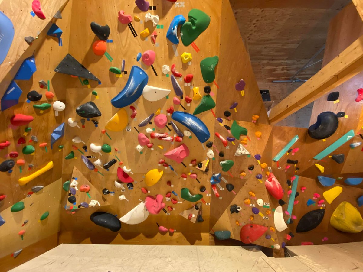 FreeclimberH's tweet photo. 8/8-9、秋田県秋田市にある【TODO Climbing】にてセット。
ゲストセッターとして自分の他に、パンプ1の店長リエさん。

ボルダーエリア全面セットのため新しい課題が登り放題です！

全グレードの本数が充実しています。
遠征ジムとしてオススメですよ！ https://t.co/bxUBxepS8X