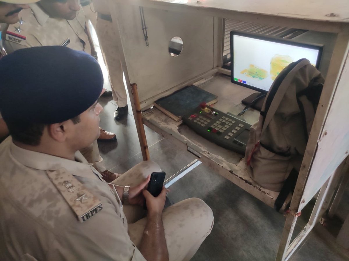 दि. 19.08.22 को जन्माष्टमी पर्व के मद्देनजर मथुरा जं. स्टेशन पर सुरक्षा व्यवस्था का जायजा लिया गया।चेकिंग के दौरान सर्कुलेटिंग एरिया, प्लेटफॉर्म, सीसीटीवी. रूम, बैगेज स्केनर आदि को चैक कर बंदोवस्त ड्यूटी में तैनात सभी अधिकारियों व स्टाफ को विशेष सतर्कता बरतने हेतु निर्देशित किया।