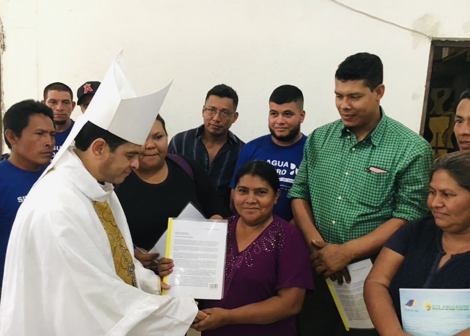ChicaRamirezNIC's tweet photo. El 7 de abril de 2018, Monseñor Rolando Álvarez recibió en #Matagalpa nuestra carta pidiendo el apoyo de la Iglesia a las luchas del Movimiento Campesino AntiCanal y Movimientos AntiMineros. Nos dijo "es muy importante proteger el ambiente" y nos agradeció. 

1 https://t.co/5VgRPspc8H