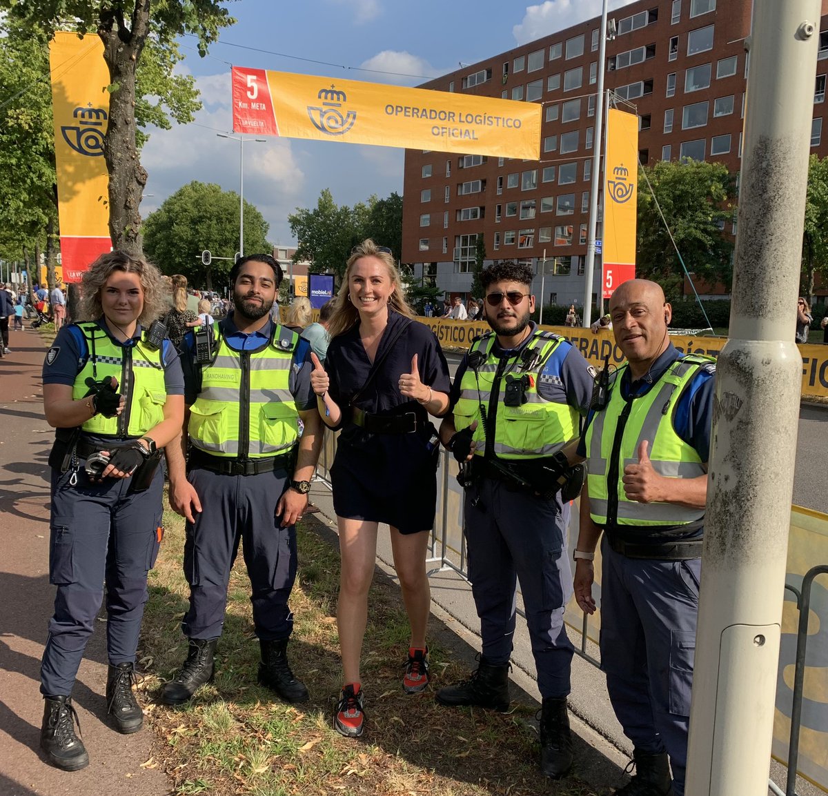 QueenyRaj's tweet photo. De sfeer in de stad draait al dagen om #lavuelta22 

Vanmiddag kreeg ik een kijkje achter de schermen bij de finish. 

Het voelt overal veilig in de stad en het is gezellig en dat komt oa door het werk van de toppers van @toezicht030 💪 https://t.co/4Fq9x8QgiH