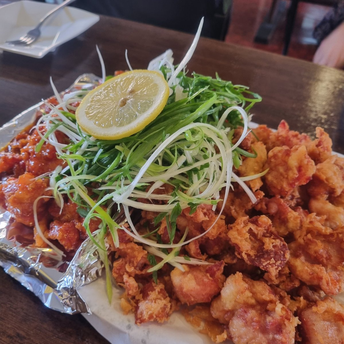 meokdduni's tweet photo. 오송 왕천파닭
오랜만에 먹었는데 파닭 왤케 맛남??파 먹으면 속쓰린 것같아서 잘 안먹었는데 이날은 상큼하고 느끼함 싹 잡아줘버리고 맛있었다ㅎㅎ누가 파와 닭을 같이 먹을 생각을 했을까? 개인적으로 따봉 날려드립니다👍 튀김옷이 맛있으면 후라이드를 많이 먹게되는데 후라이드 많이 먹음 https://t.co/QknJzLD3fS