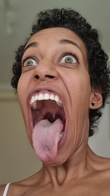 Big enough for ya!!?
RT if you like a big mouth.
#mouthfetish #openmouth #openwide #tonguefetish https://t