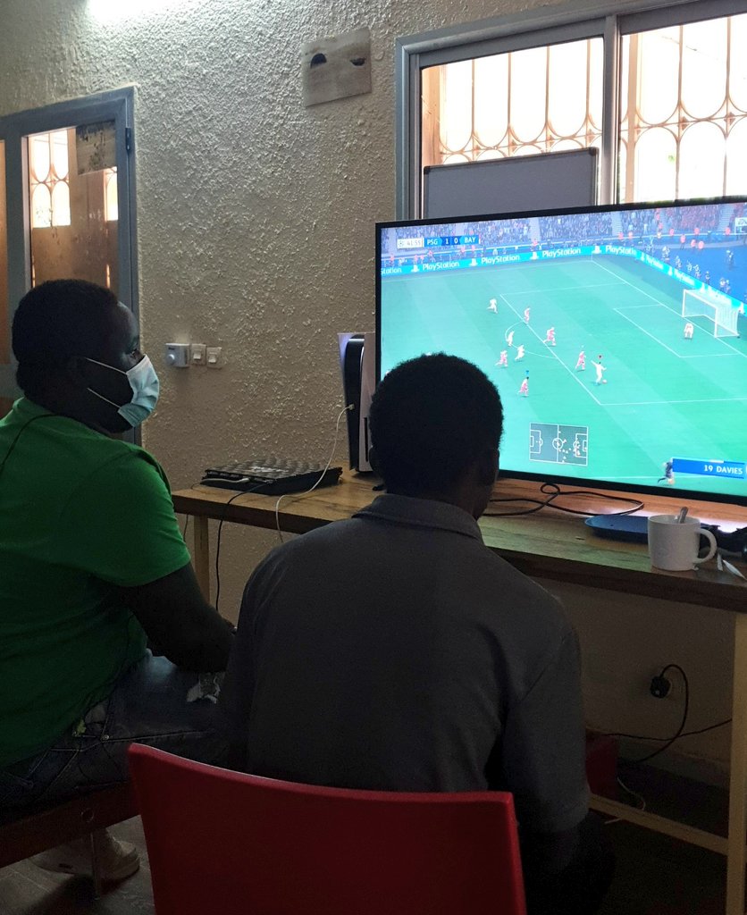 kifrikia's tweet photo. Ça a basculé sur Fifa, bon @RoRogarcon on te guette hein, @pare_raoul faut dire le score à la fin du match...
#GeekParty https://t.co/8Qn4Vv3Z5z
