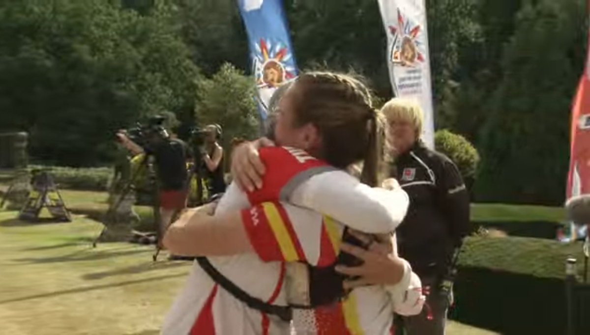 #EAYCLilleshall22

Leyre es ¡SUBCAMPEONA DE EUROPA JÚNIOR!

Tras el oro por equipos mixtos de arco recurvo, la andaluza se cuelga la medalla de plata al caer en una final muy igualada.

Final 🥇
Leyre Fernández 2:6 Basaran 🇹🇷

¡Estamos muy orgullosos de ti, CAMPEONA!

#TeamRFETA