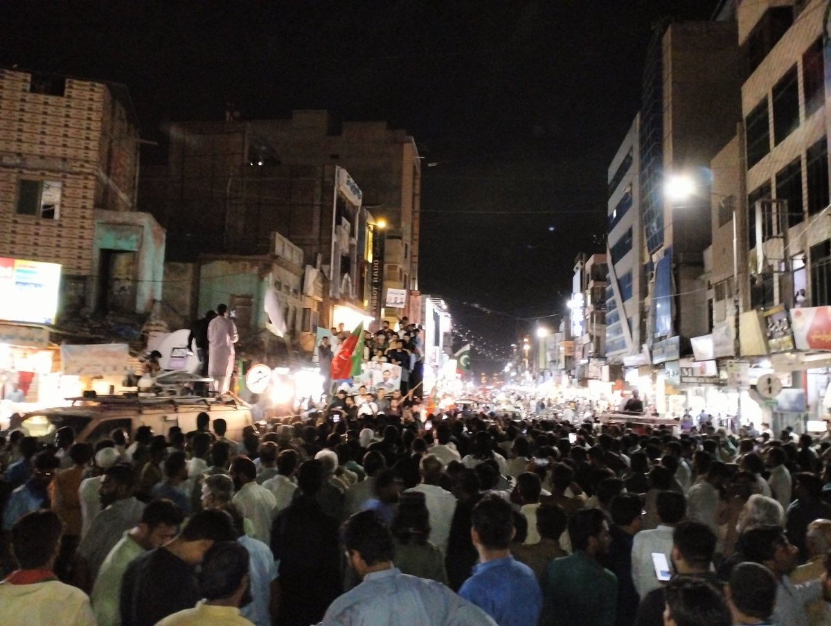 SadafAkhter8's tweet photo. فیصل آباد گھنٹہ گھر چوک میں شہباز گل کی گرفتاری کے خلاف پاکستان تحریک انصاف کی ریلی
#ICanNotBreath
#شہباز_گل_کو_رہا_کرو https://t.co/npu8oxft1G