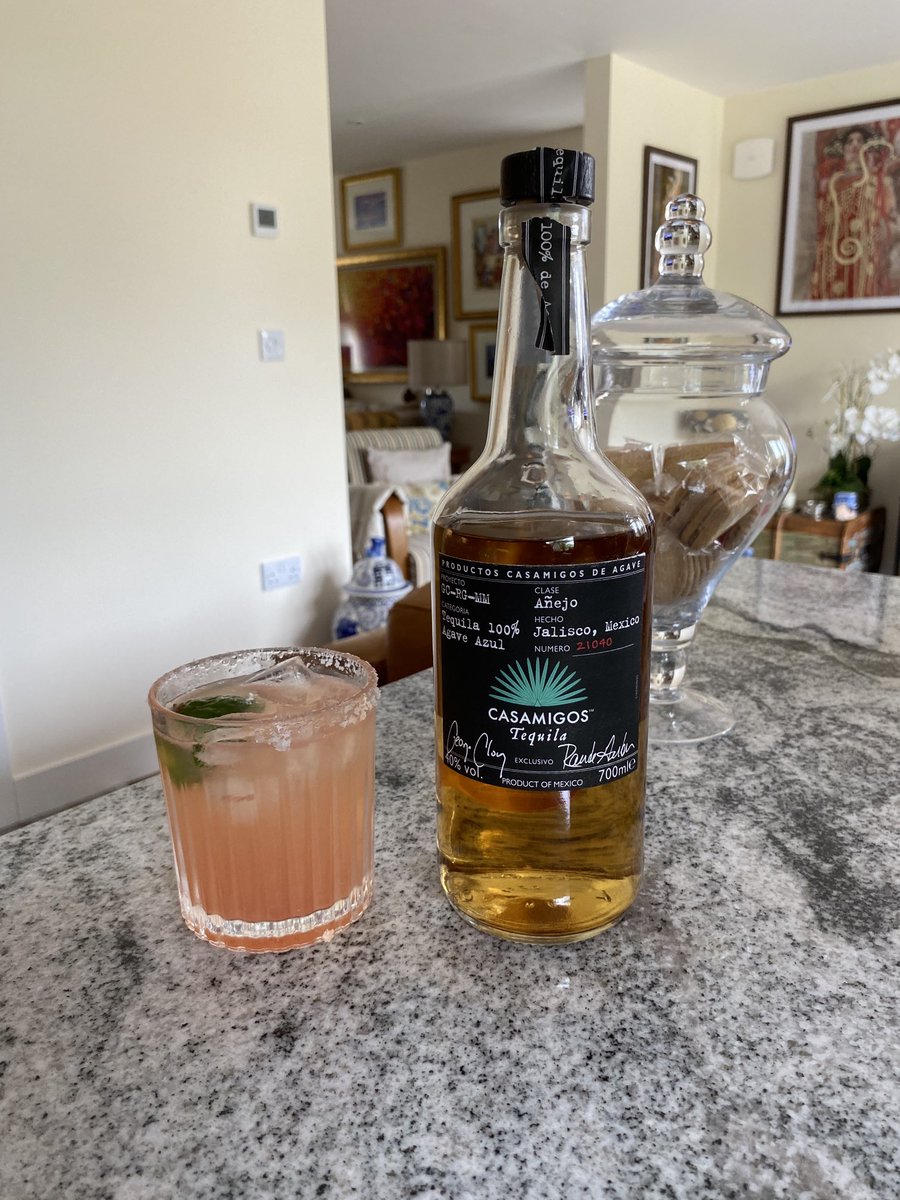 BooEW55's tweet image. Just in case you have not noticed it’s tequila cocktail time. Rim your glass with salt and fill with ice. Add 50 mil of a quality tequila, 50 mil grapefruit juice, 25 mil lime juice and top up with soda water and a slice of lime. 😋