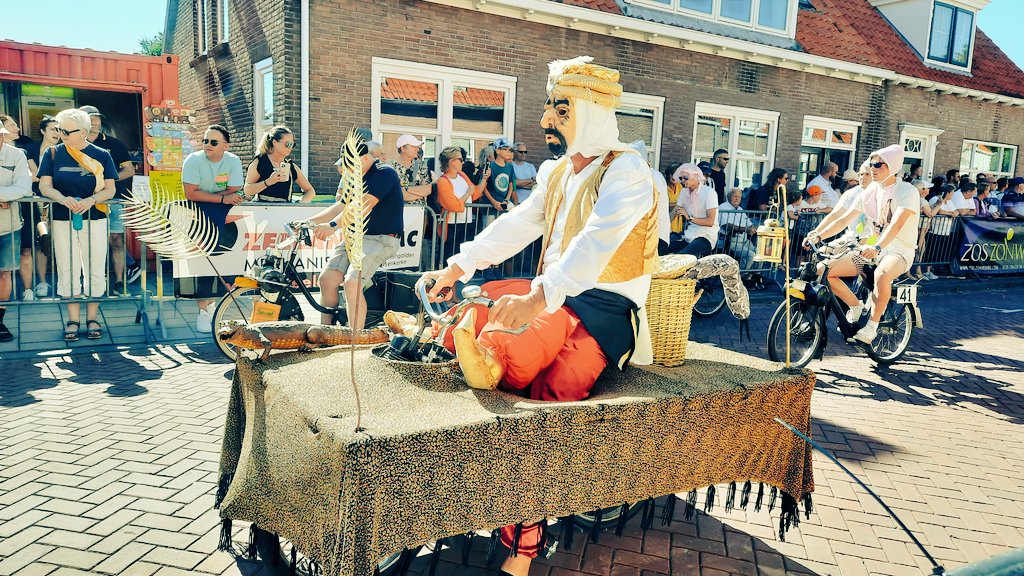 DamNieuws's tweet photo. Solexraces in Biggekerke. Mooie verkleedpartij... #zomer #Zeeland https://t.co/xIXsXz3zcc
