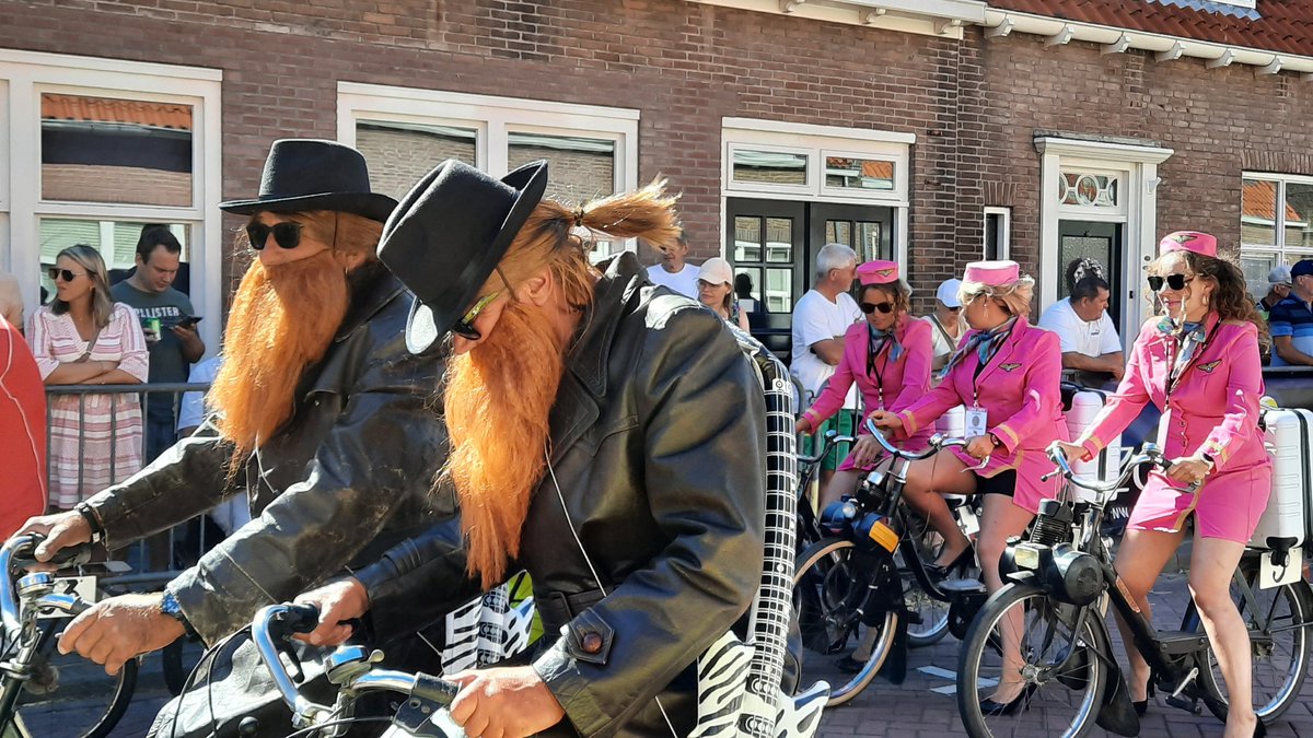 DamNieuws's tweet photo. Solexraces in Biggekerke. Mooie verkleedpartij... #zomer #Zeeland https://t.co/xIXsXz3zcc