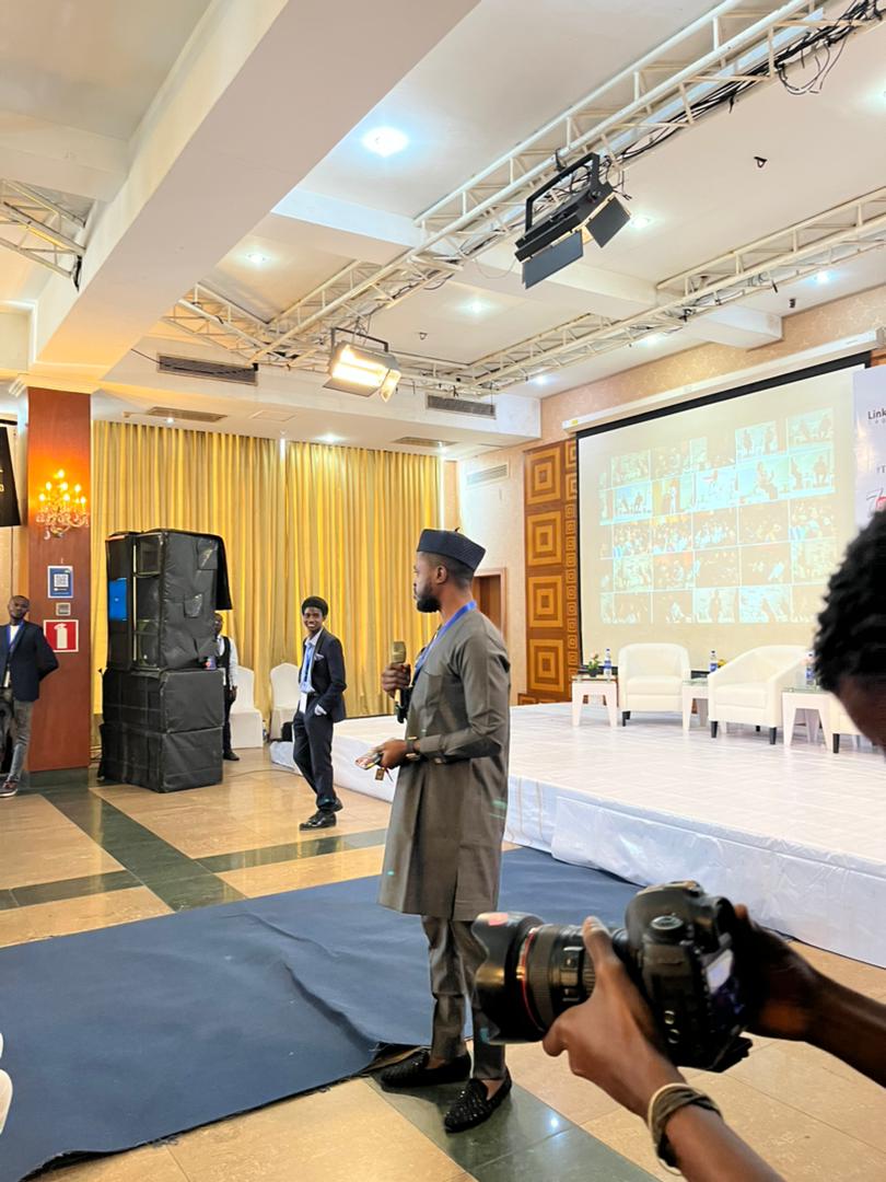 linkedinlocalag's tweet photo. Mr Kayode Abass giving the vote of thanks at the event😊 

We are grateful for the support from our sponsors, partners, volunteers, organizers and of course everyone who attended the LinkedIn Local - Lagos 3.0✨

#linkedinlocallagos2022 https://t.co/DXS7qxDIFG