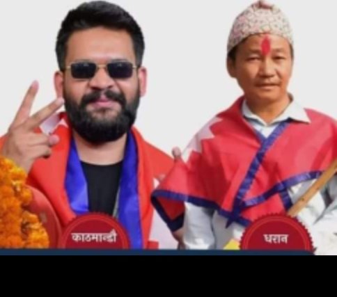 बालेन दाइ र हर्के दाइ आआफ्नो   लौरो जुझाउदै😎 कस्को लौरो भाचिनेहोला?😁