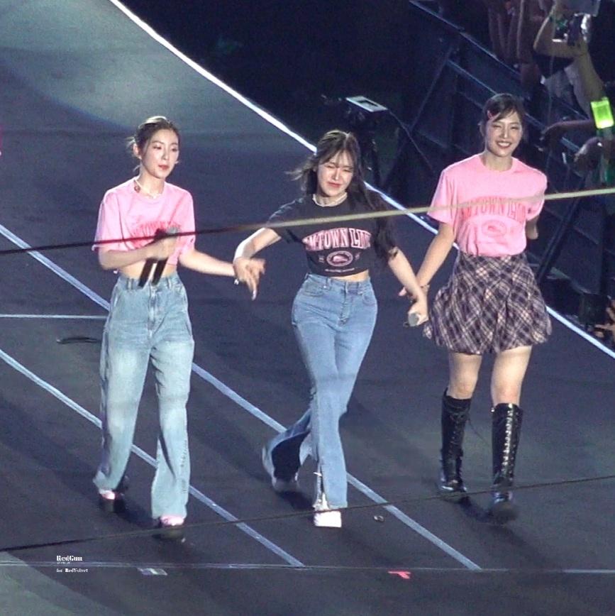 tinywenrene's tweet image. red velvet irene and joy with exo member wendy