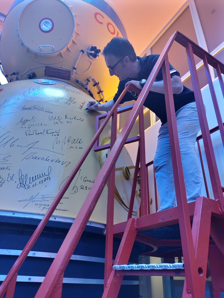 orbitall1's tweet photo. Heute hatten wir Matthias Maurer zu Besuch im orbitall im #FEZ #Berlin.  Er berichtete von seiner Mission "cosmic kiss" und weihte die Raumfähre "Europa" im orbitall ein. Er ist der 39. #Astronaut im orbitall. #raumfahrt https://t.co/zzRmwapp5E