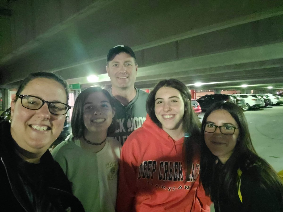 Mi niña partió ayer a EEUU a pasar allí el próximo curso. 
Es una valiente, 15 añitos y ella solita. 7 días para conocer lugar y familia. Súper orgullosa de ella. 
La familia parece tan cariñosa que creemos que será una experiencia maravillosa para todos. 
Estamos tan contentos!