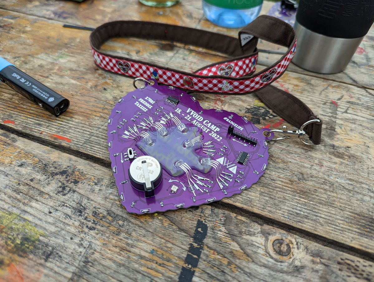 SchindlerTimo's tweet photo. Auf dem @VVoid_Camp eine wunderschöne Badge von @0x70b1 gelötet 😍. Wirklich gut durchdacht! #badgeLife #lötenVerbindet https://t.co/nJsP4uXPHA