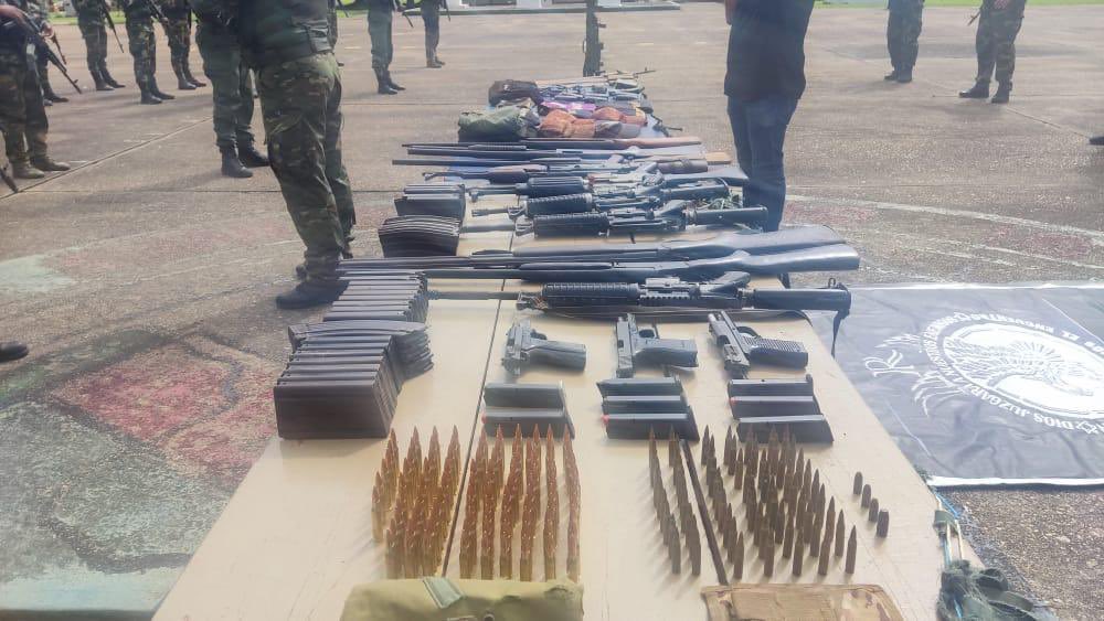 Art. 324 CRBV: “Solo el Estado puede poseer y usar armas de guerra. Todas las que existan, se fabriquen o se introduzcan en el país, pasarán a ser propiedad de la República sin indemnización ni proceso”
