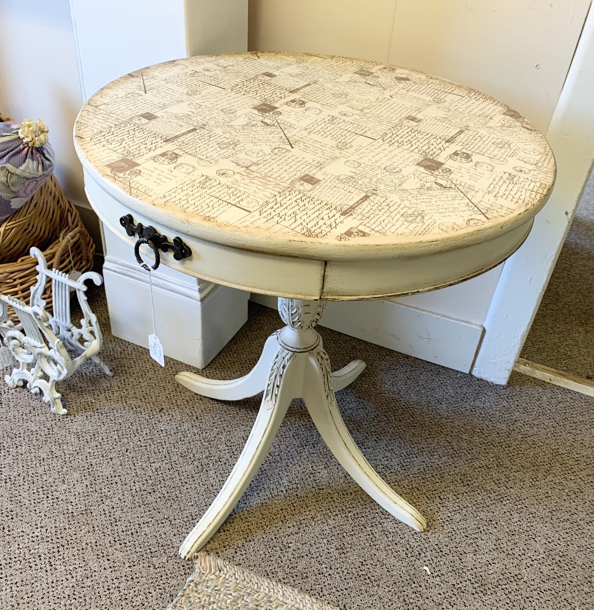 RedRoosterMall's tweet photo. 👀 👀 👀 New To The Red Rooster Antique Mall 🐓 We’re OPEN Monday Thru Saturday 11-4⏰ #furnitureflips #designideas #SaturdayVibes #shopwhidbeyisland #tableandchairs #entrytable https://t.co/6lJZzxko5I