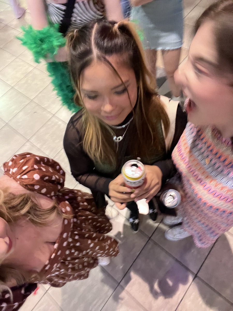axnsley's tweet photo. + the honourable mention of us waiting almost an hour in the merch line https://t.co/EXTPguzZUP