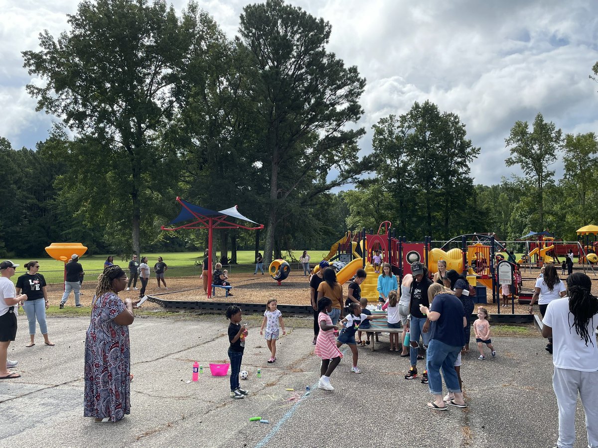 RobertCasteen's tweet photo. Had a great turn out at the play date for our rising Early Start and Kindergarten students! Exciting things are happening at @NPESbraves3012 #BuildingtheBestSPS @DrJanetWright https://t.co/z0cSCirMqv