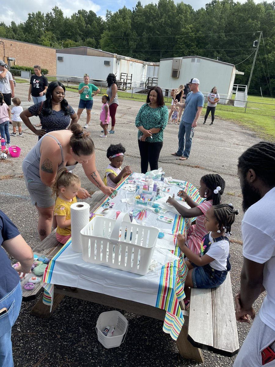 RobertCasteen's tweet photo. Had a great turn out at the play date for our rising Early Start and Kindergarten students! Exciting things are happening at @NPESbraves3012 #BuildingtheBestSPS @DrJanetWright https://t.co/z0cSCirMqv