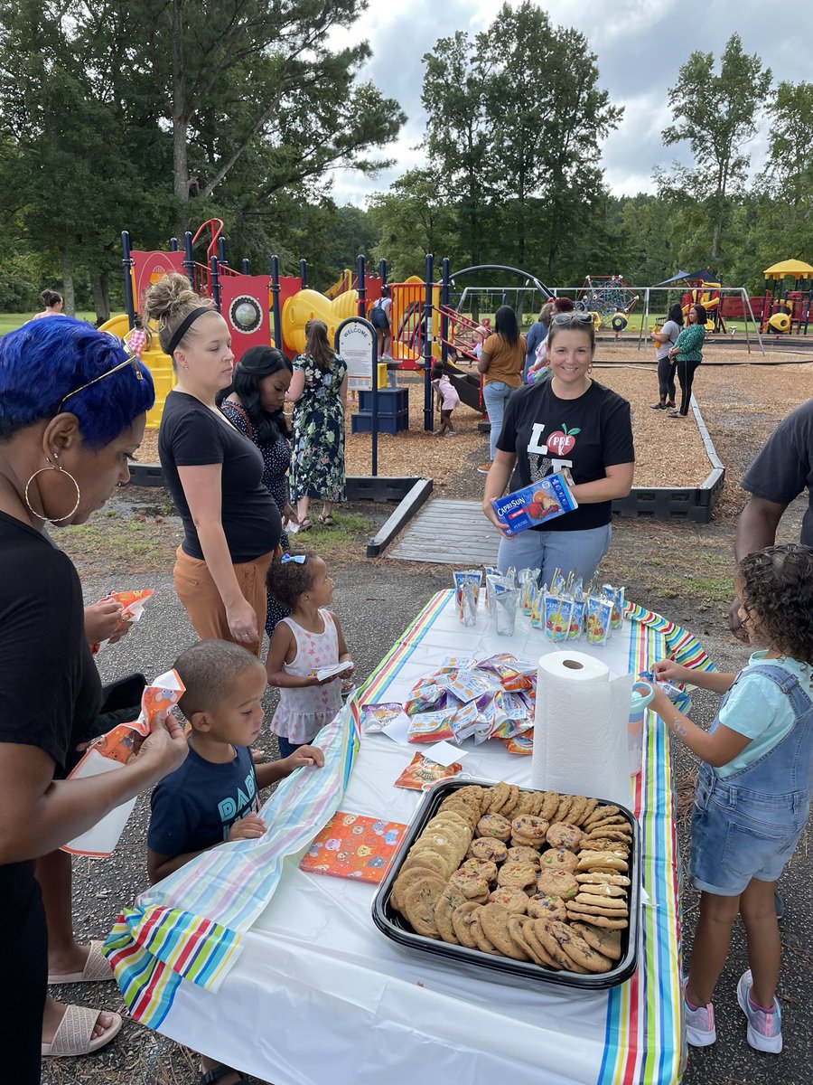 RobertCasteen's tweet photo. Had a great turn out at the play date for our rising Early Start and Kindergarten students! Exciting things are happening at @NPESbraves3012 #BuildingtheBestSPS @DrJanetWright https://t.co/z0cSCirMqv
