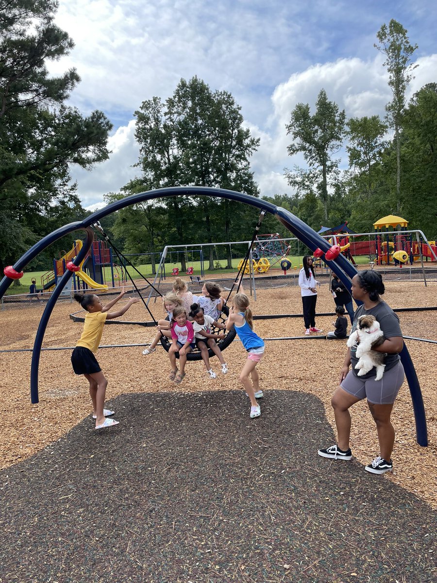 RobertCasteen's tweet photo. Had a great turn out at the play date for our rising Early Start and Kindergarten students! Exciting things are happening at @NPESbraves3012 #BuildingtheBestSPS @DrJanetWright https://t.co/z0cSCirMqv